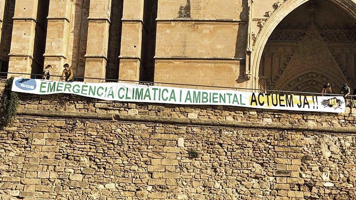 Pancarta del GOB en la Seu con la que el año pasado pedían actuar frente a la emergencia climática.