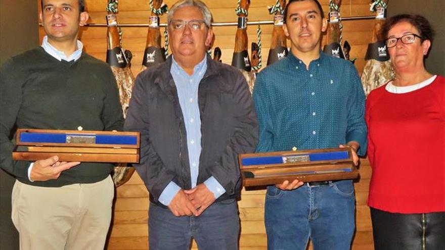Juan Barragán y Francisco Rivero recogen los cuchillos de plata y bronce