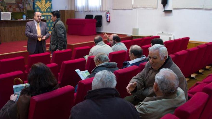 Momentos previos a la conferencia sobre la PAC impartida por técnicos de Caja Rural.