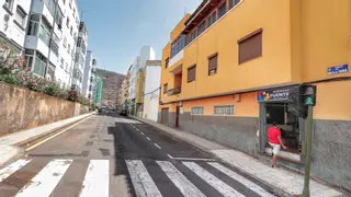 Vecinos de la calle Guía de Isora rechazan la supresión de medio centenar de estacionamientos