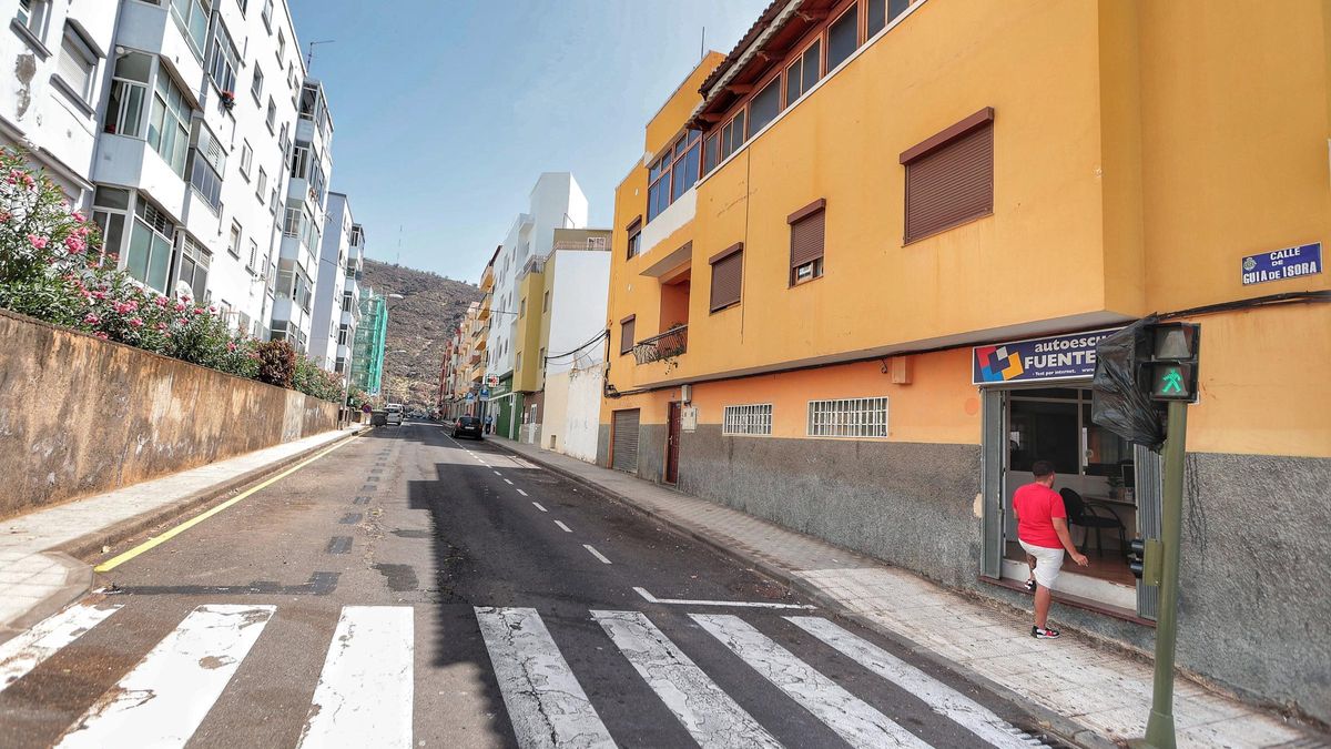Estado que presenta la calle Guía de Isora, a la que todavía se accede desde la vía Icod.