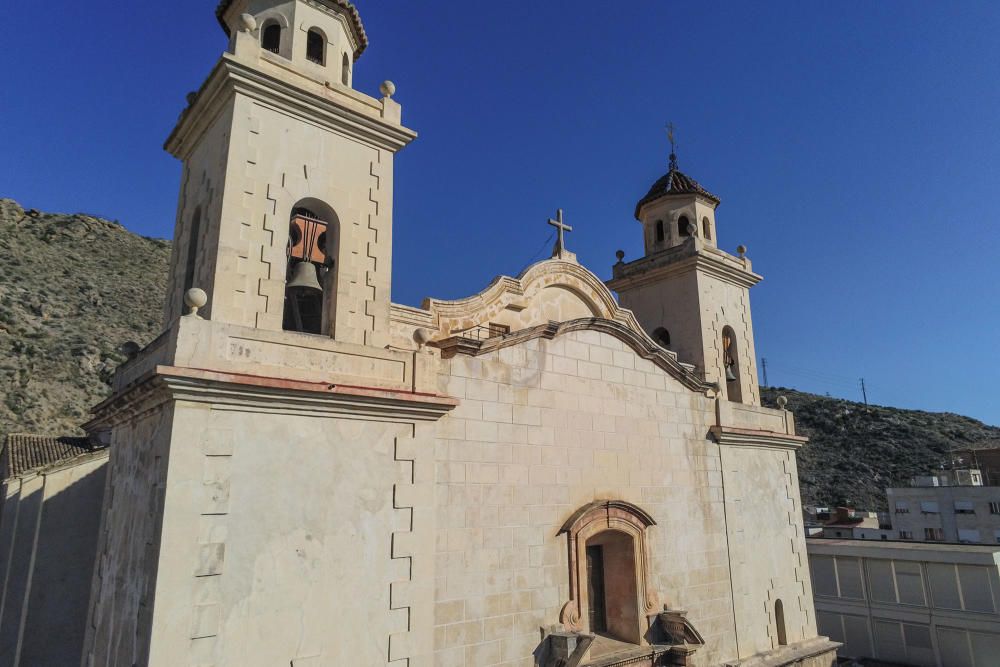 Imágenes de los campanarios de Santiago el Mayor, Catedral y Nuestra Señora de Monserrate en Orihuela y San Martín de Callosa. El Consell ha protegido como BIC sus campanas góticas.