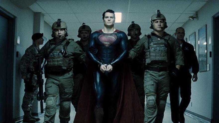 Una imagen de Henry Cavill en &#039;El hombre de acero&#039;.