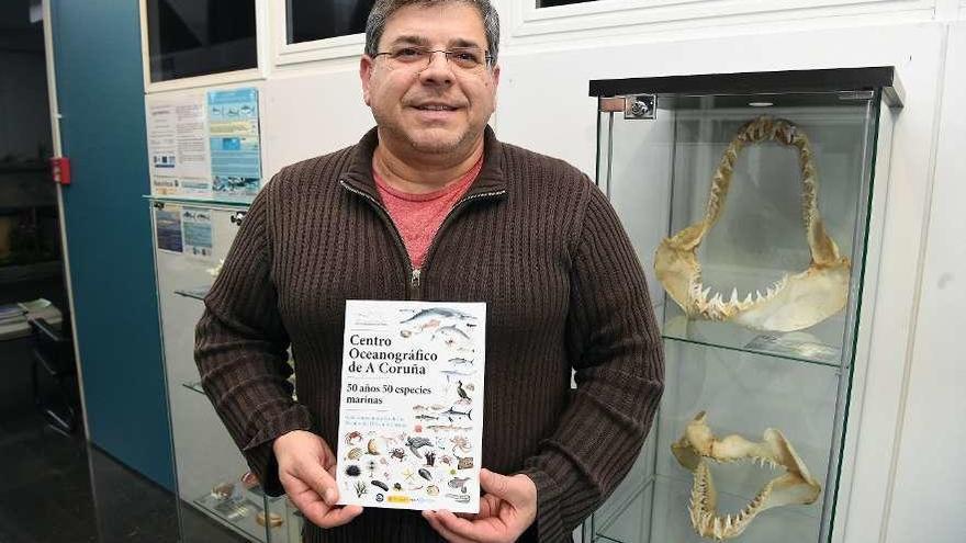 Santiago Parra posa con el libro en el Oceanográfico.