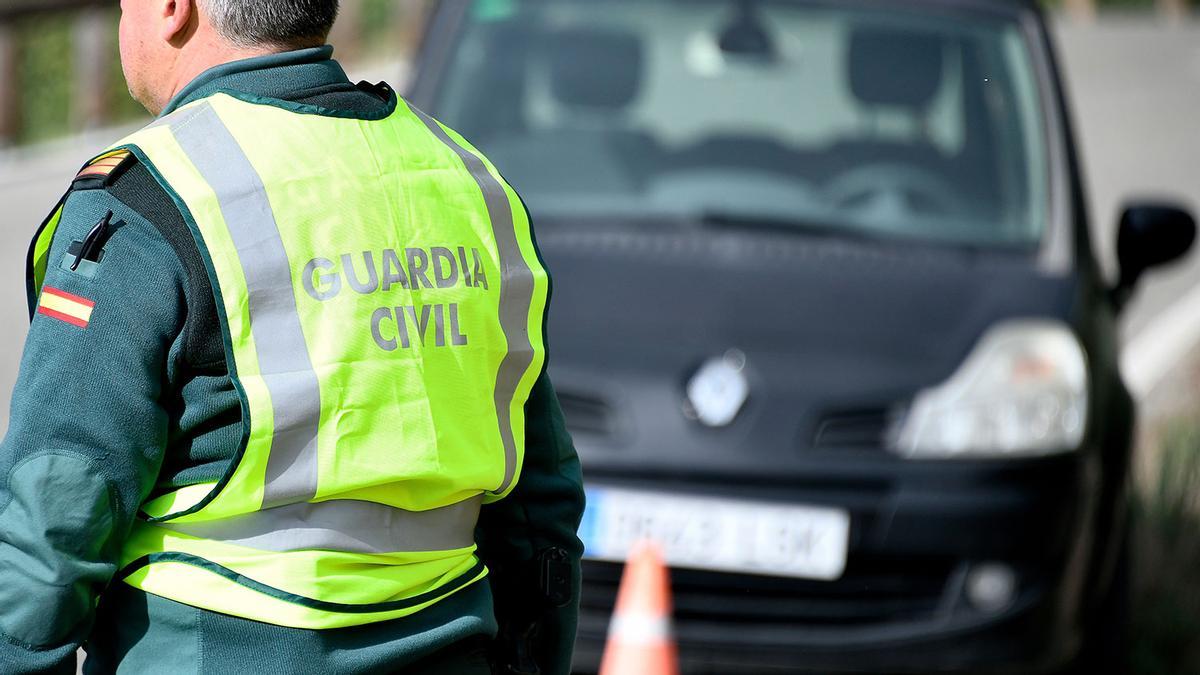 Muchos conductores cuidan así su coche en plena calle sin saber que pueden ser sancionados con 3.000 euros