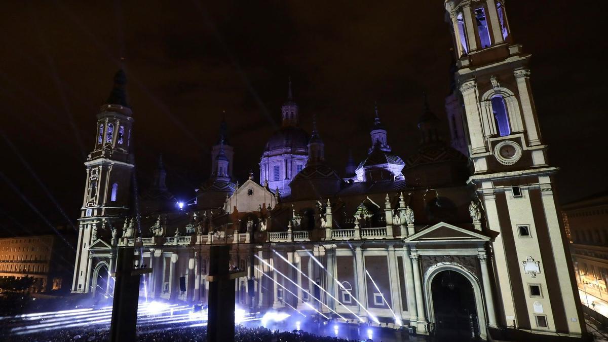 En imágenes | El 'Monumental Tour' llena la Plaza del Pilar de Zaragoza con su espectáculo único