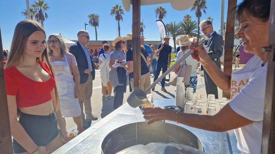 Alboraia reparte más de 700 vasos de horchata y paquetes de fartons