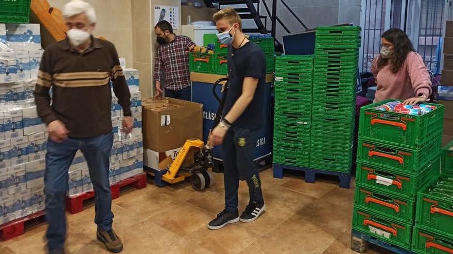 Los voluntarios han destinado más de seis horas a colocar los alimentos adquiridos para su reparto entre las familias más necesitadas.