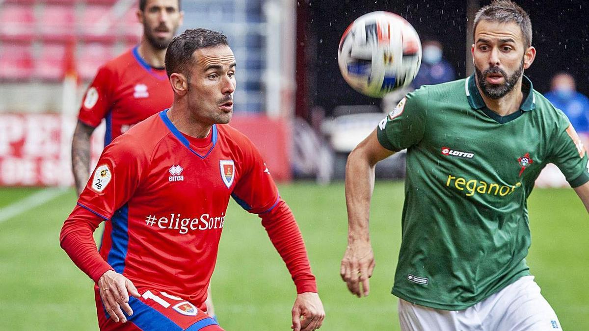 Menudo, en pugna con Joselu, durante el Numancia-Racing de Ferrol. |  // MARIO TEJEDOR (HERALDO DIARIO DE SORIA-EL MUNDO)