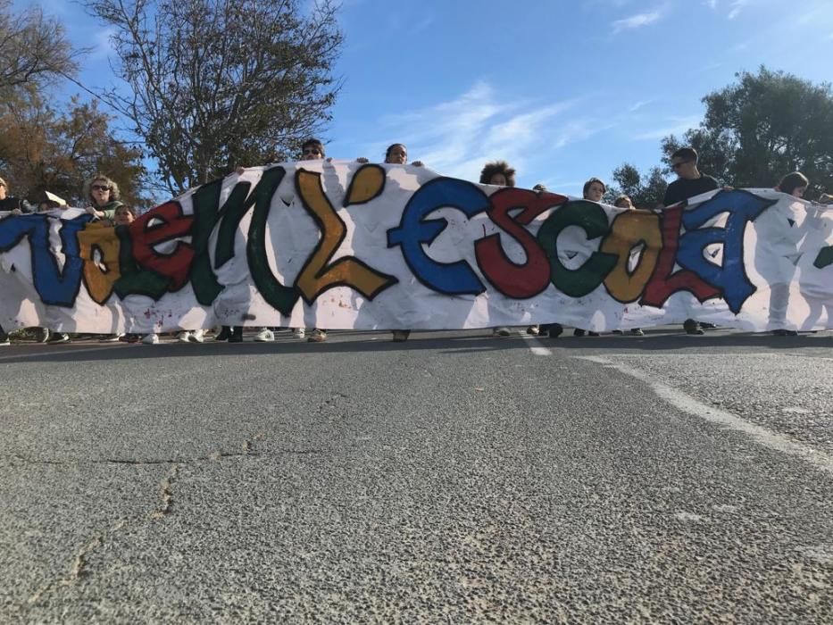 Manifestación para reclamar un nuevo colegio en Sant Ferran