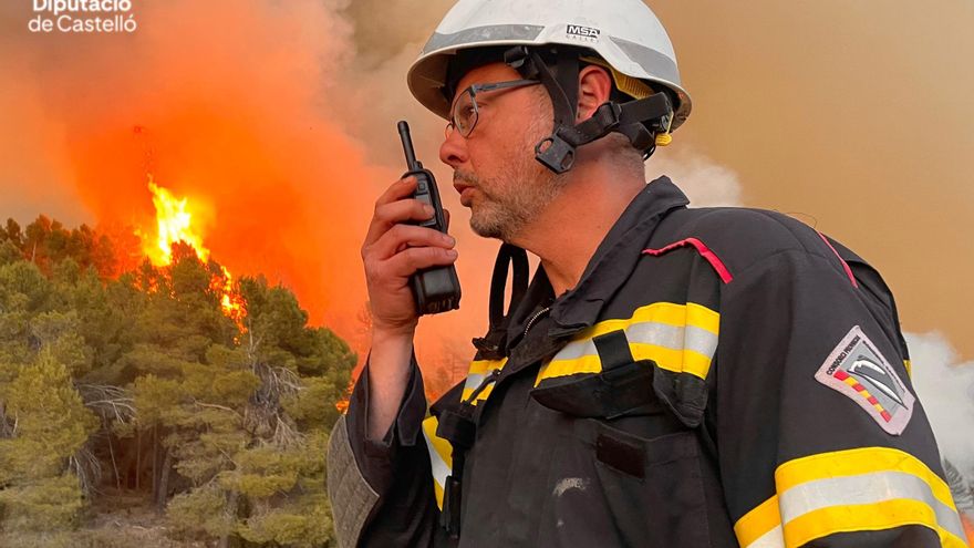 El humo impide trabajar a los medios aéreos en el incendio de Villanueva de Viver