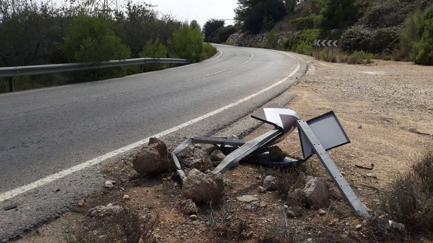 Deficiencias en una curva pronunciada de la carretera CV-640 que l’Olleria pide adcuar. | LEVANTE-EMV