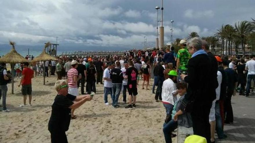 Cientos de turistas llenaron el viernes la primera línea de la Platja de Palma e invadieron la playa.