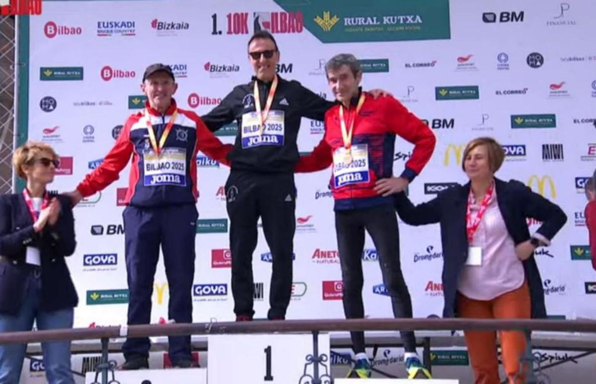Moro, recogiendo su medalla de oro, con el también asturiano Benigno Fernández, segundo, a su derecha.