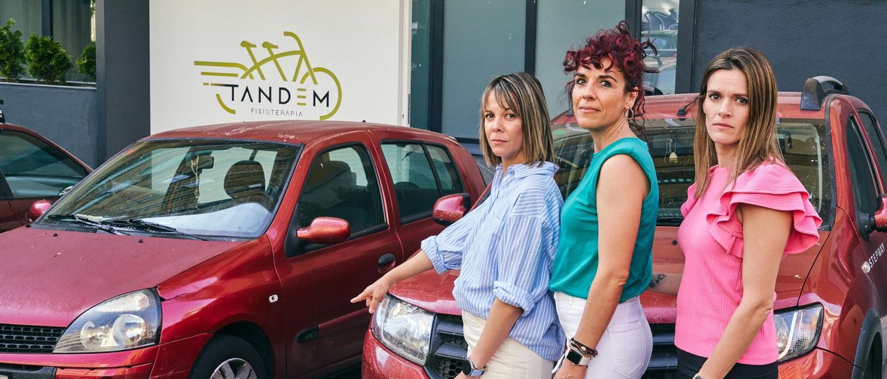 Las empresarias afectadas señalan el punto en el que han solicitado el aparcamiento.