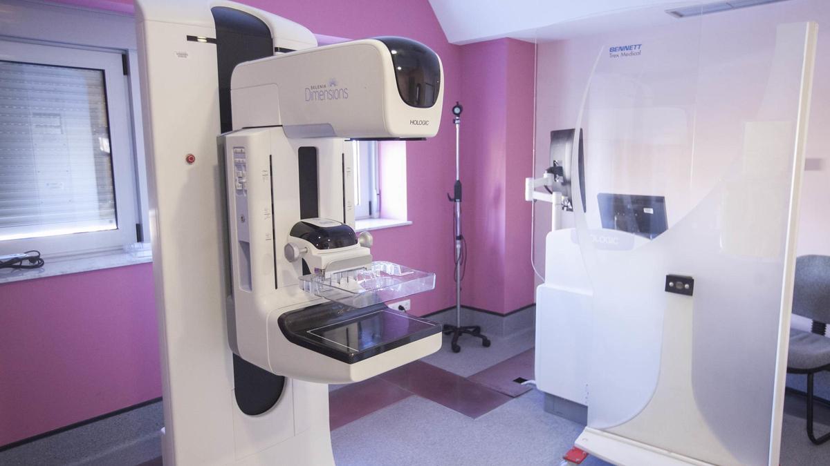 Uno de las aparatos que realizan mamografías en el Hospital de La Candelaria.