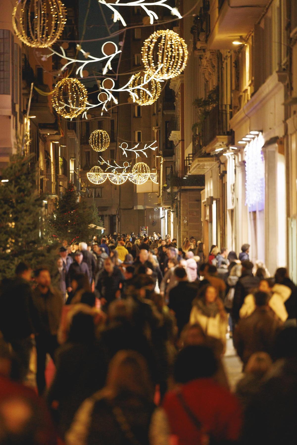 Un carrer de la zona comercial del centre de Girona ple de gent.