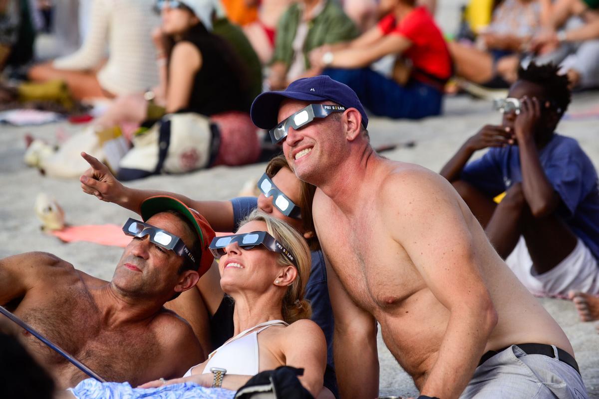 Más de 225.000 personas vivieron el eclipse solar total en las calles de la ciudad Más de 225.000 personas vivieron el eclipse solar total en las calles de la ciudad