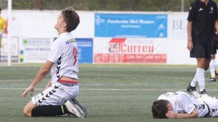 Jay y Adri Montalbán se lamentan en el suelo después de un choque entre los dos delanteros en el partido ante El Olivar.