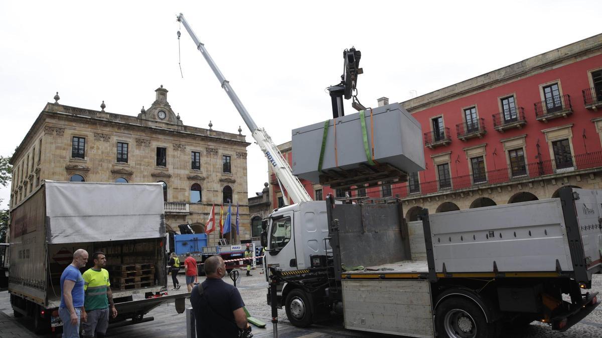 Tareas de los operarios, retirando la caja fuerte en la plaza Mayor.