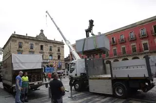 El joven operario al que se le cayó una caja fuerte en la plaza Mayor de Gijón sufre una fractura de pelvis