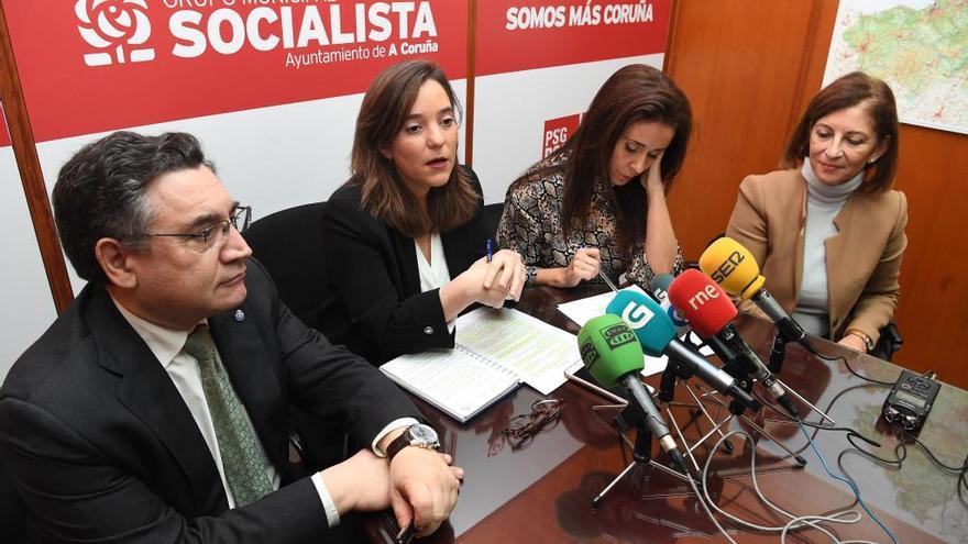 La candidata del PSOE a la Alcaldía, Inés Rey (segunda por la izquierda), con los ediles José Manuel Dapena, Yoya Neira y Silvia Longueira, en la rueda de prensa de esta mañana.