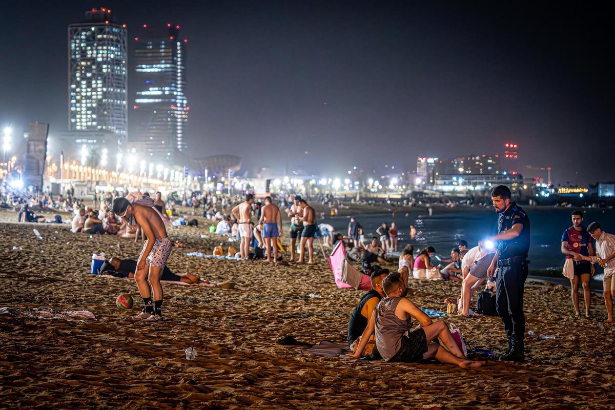 Refugio nocturno: Barcelona se refresca y descansa en sus playas durante las noches calurosas