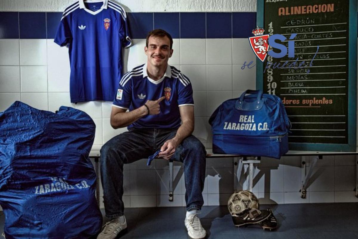 Francho, con la camiseta retro que el Real Zaragoza lucirá en Córdoba.