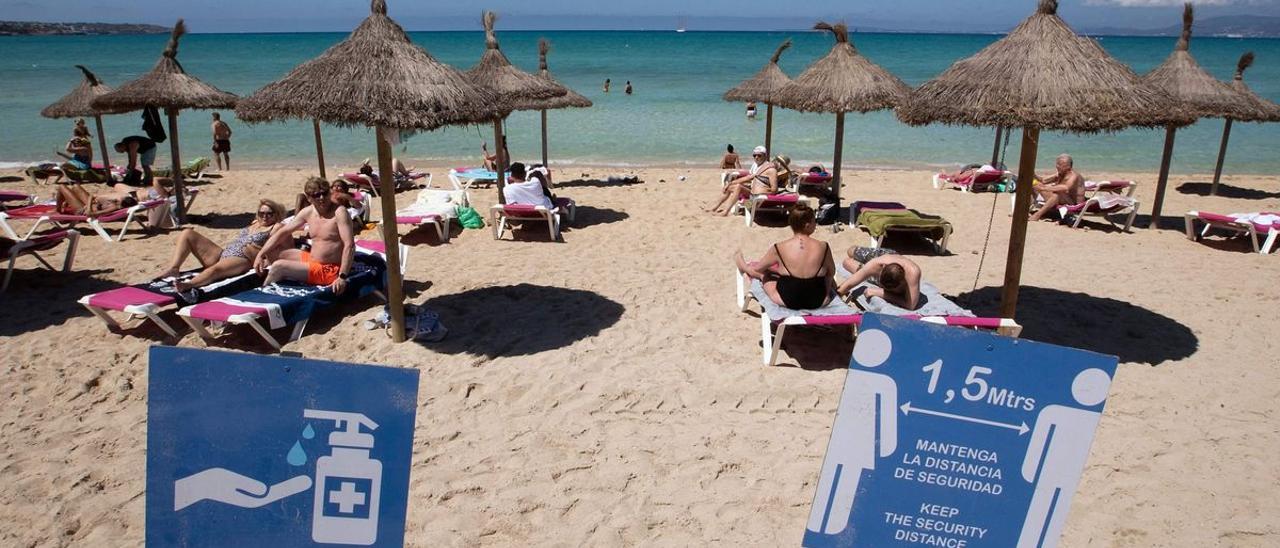 Turistas tomando el sol el una playa de Palma de Mallorca.