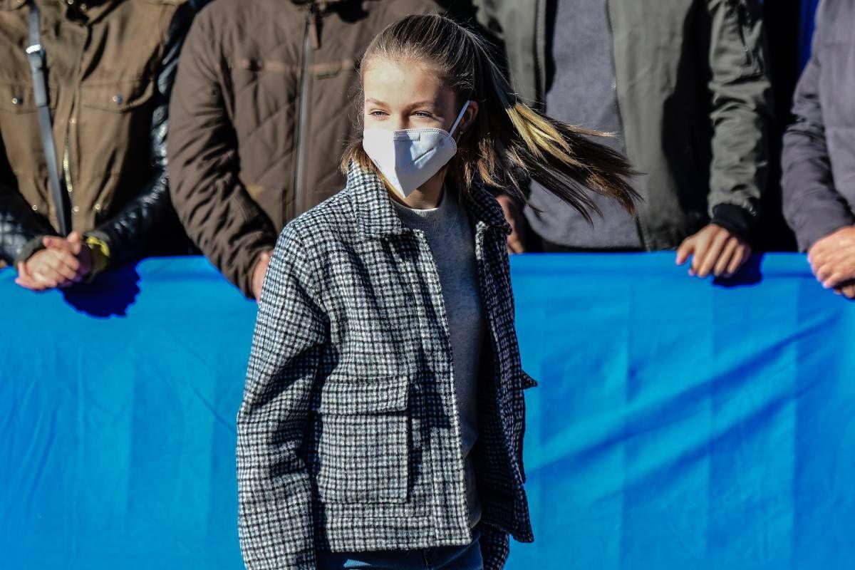 La princesa Leonor con chaqueta a cuadros en su visita a Santa María del Puerto (Asturias)