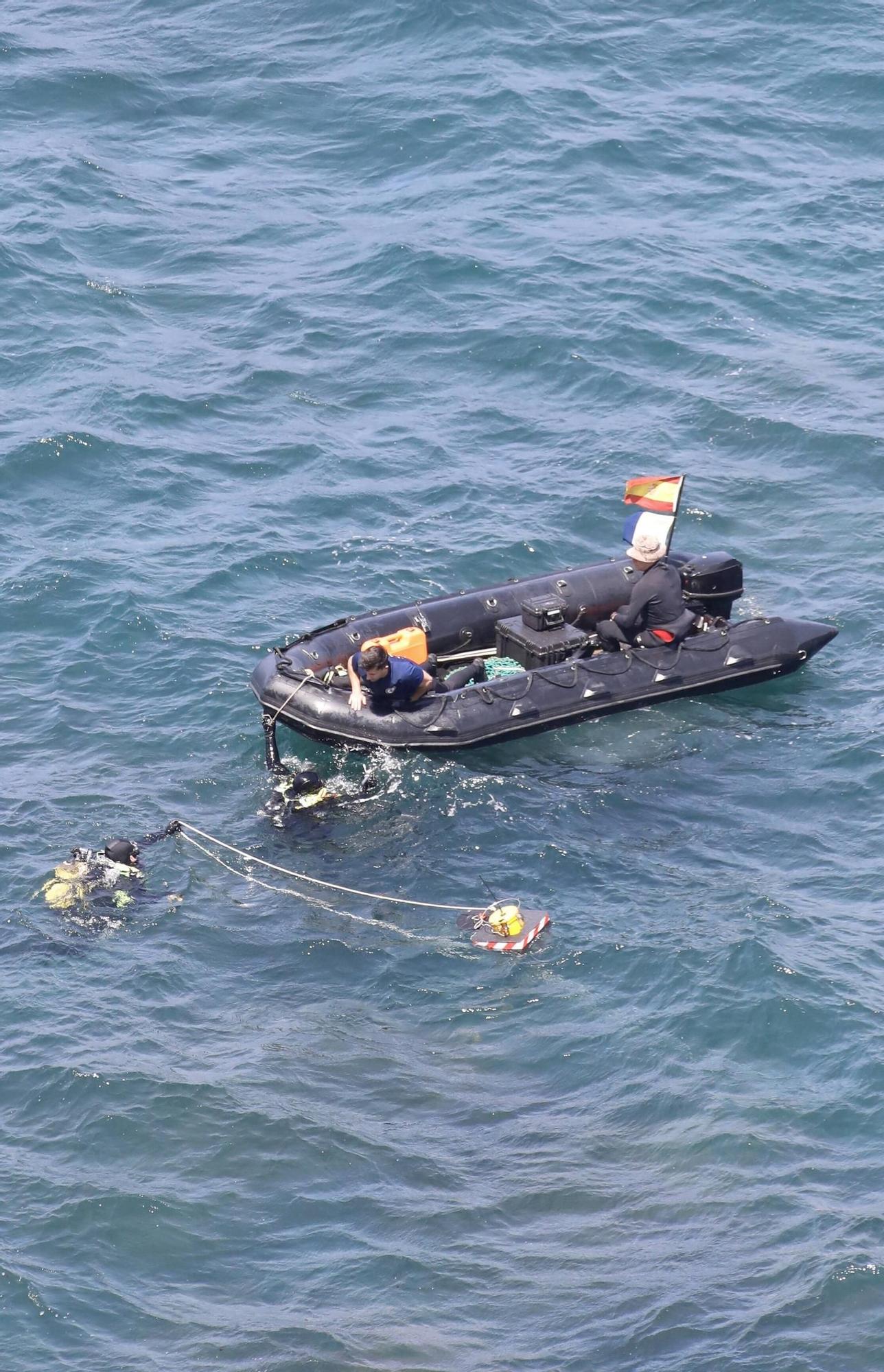 En imágenes: Así fueron las labores de desactivación de tres obuses en la costa de Gijón