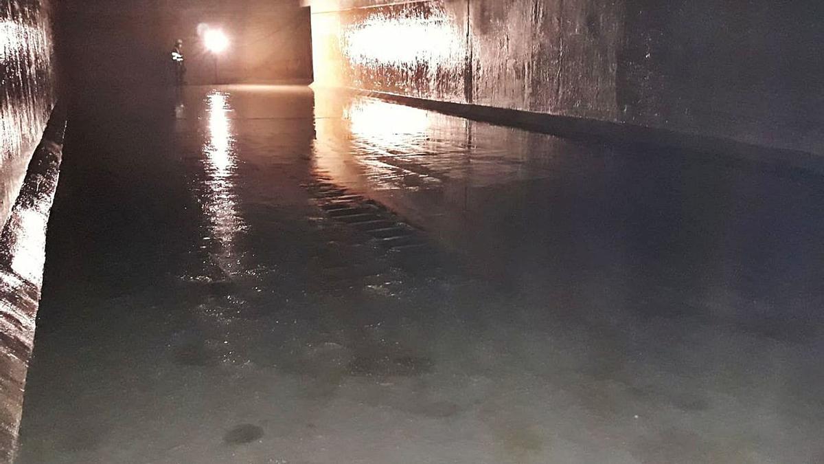 El depósito subterráneo de la Mota con un escaso nivel de agua para su limpieza.| J. A. G.