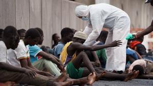 Un cayuco llega a Tenerife con 187 personas y eleva a 550 las rescatadas en Canarias