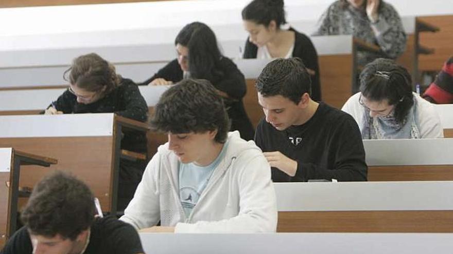 Varios alumnos realizan un examen en la facultad. / tucho valdés