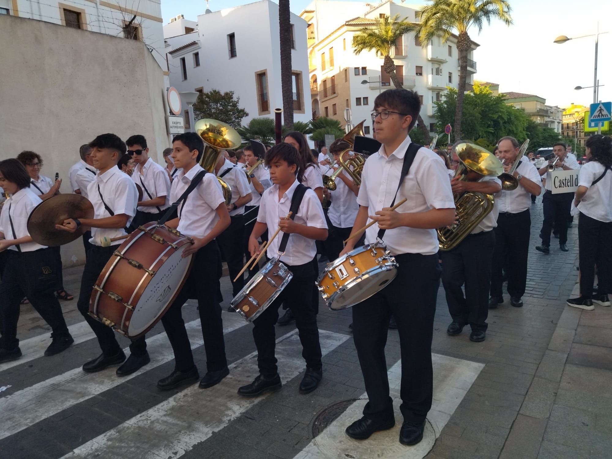 Xàbia, capital de la música: más de 800 músicos de toda la comarca llenan de vida las calles (imágenes)