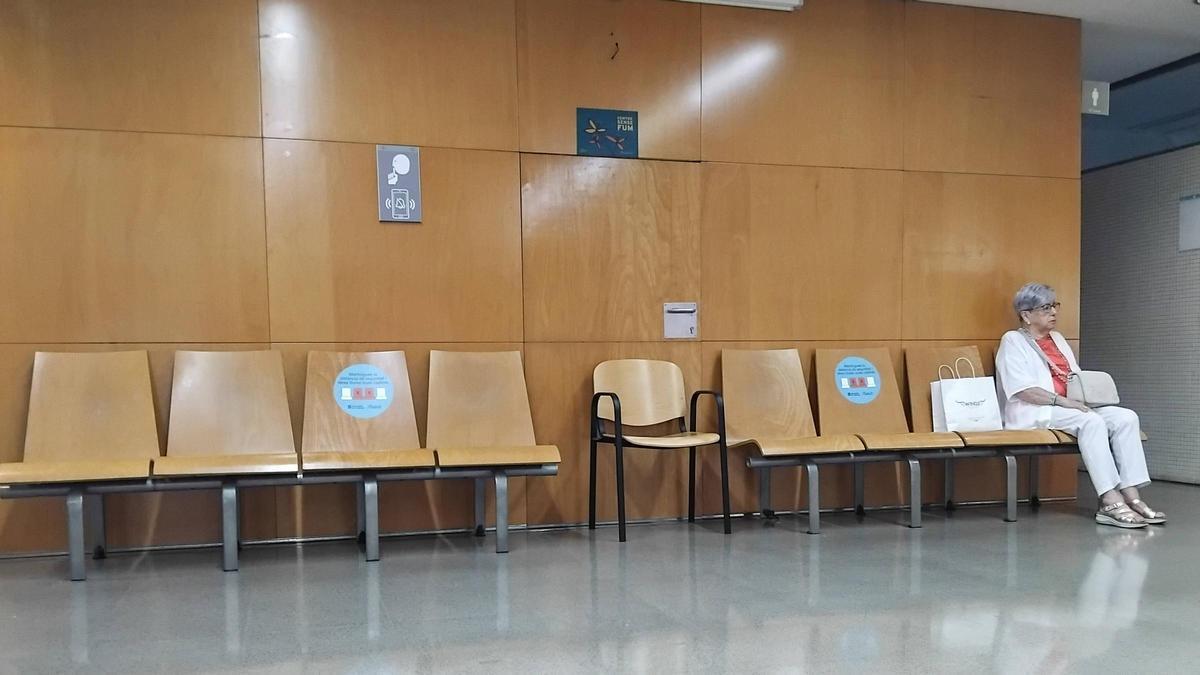 Una usuaria en la sala de espera