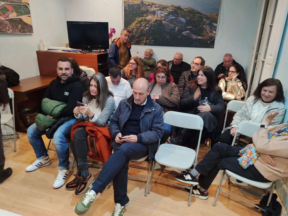 Juan Antonio Fernández, primero izquierda, en la última reunión de Sotelo con la militancia el jueves 21 de octubre.