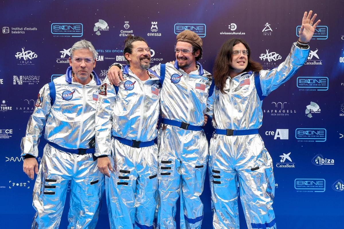La banda de Ibicine y Danny King, ataviados para la ocasión.