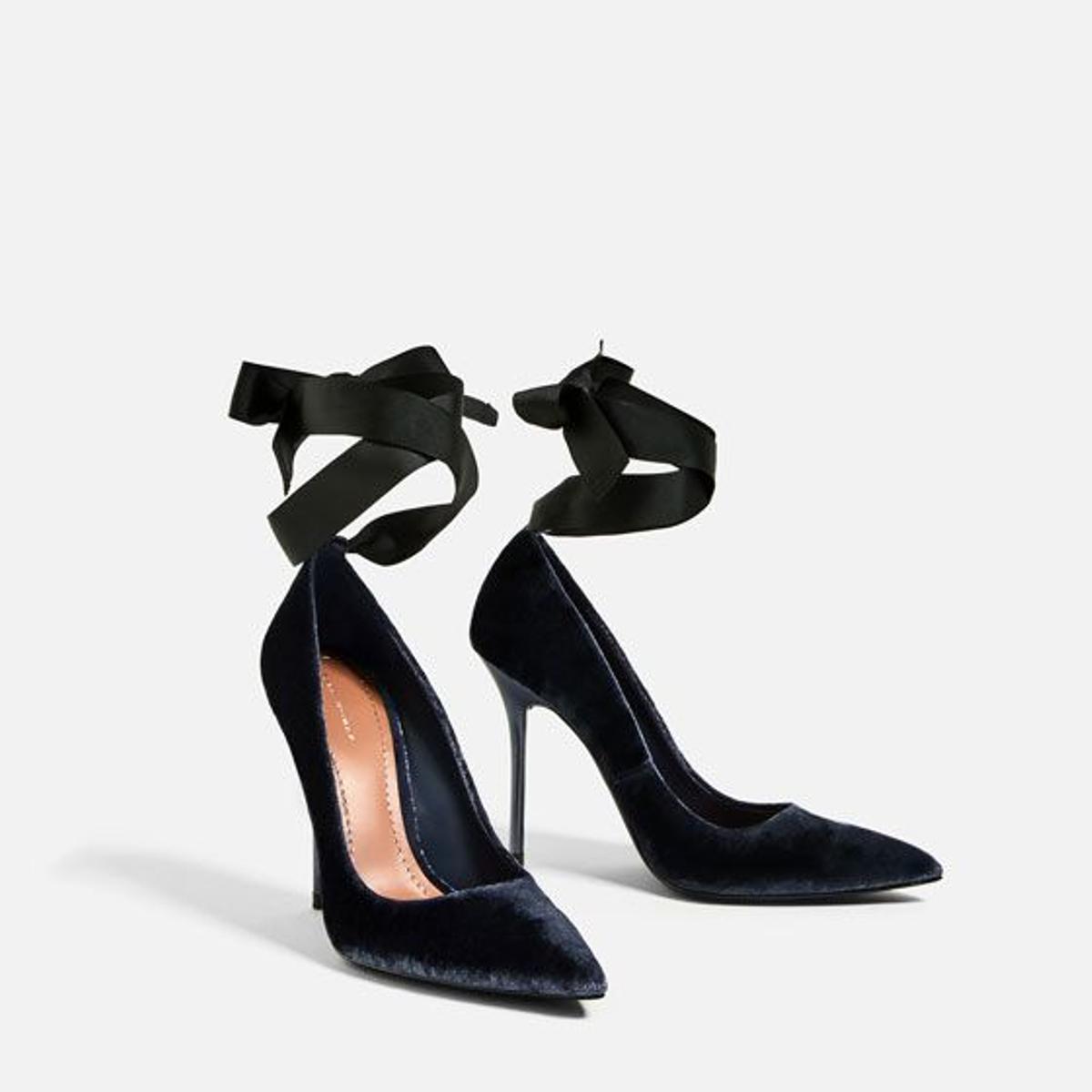 Stilettos de terciopelo de Zara (39,95€)