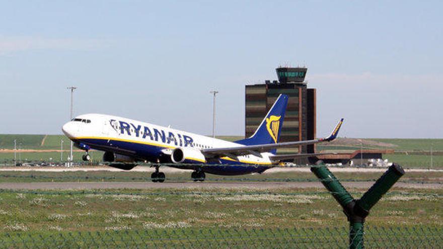 Ryanair aplica un ERTO als treballadors readmesos a Girona i Canàries