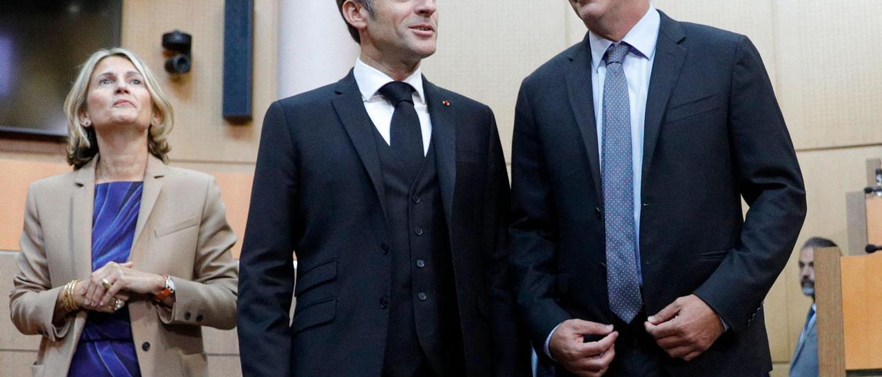 El presidente francés, Emmanuel Macron, junto a la presidenta de la Asamblea de Córcega, Marie-Antoinette Maupertuis, y el presidente del consejo ejecutivo, Gilles Simeoni.