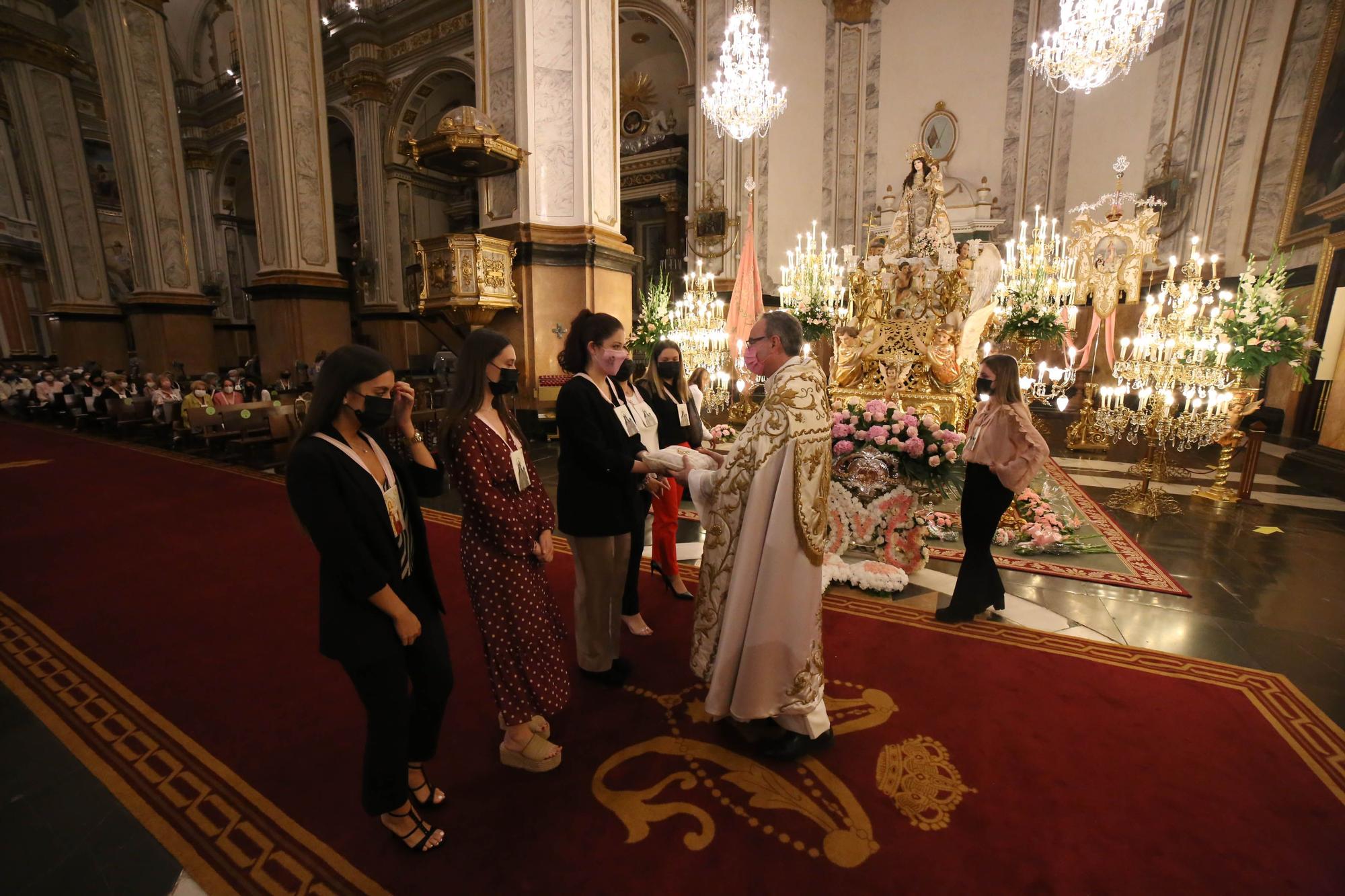 La ofrenda de las rosarieras a la Virgen, en imágenes