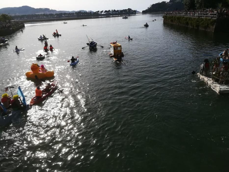 Decenas de embarcaciones improvisadas participan en la carrera "Flota como poidas"