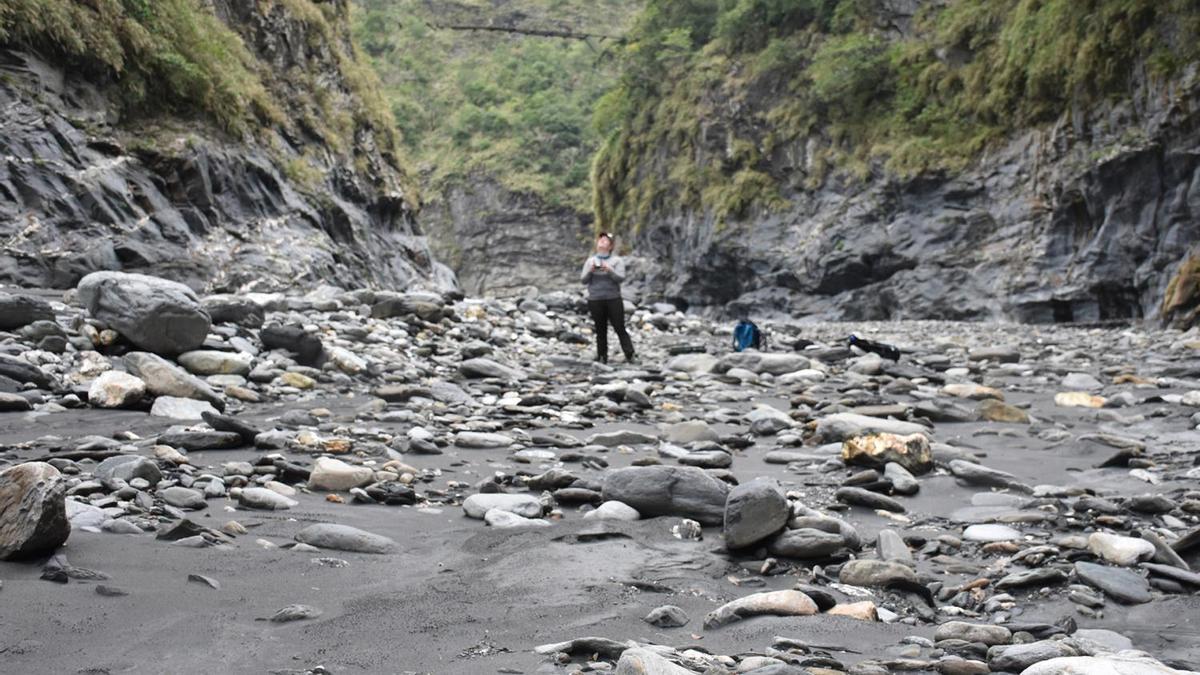 Julia Carr, primera autora de esta investigación, volando un dron en la zona de Luye, en las montañas centrales del sureste de Taiwán.