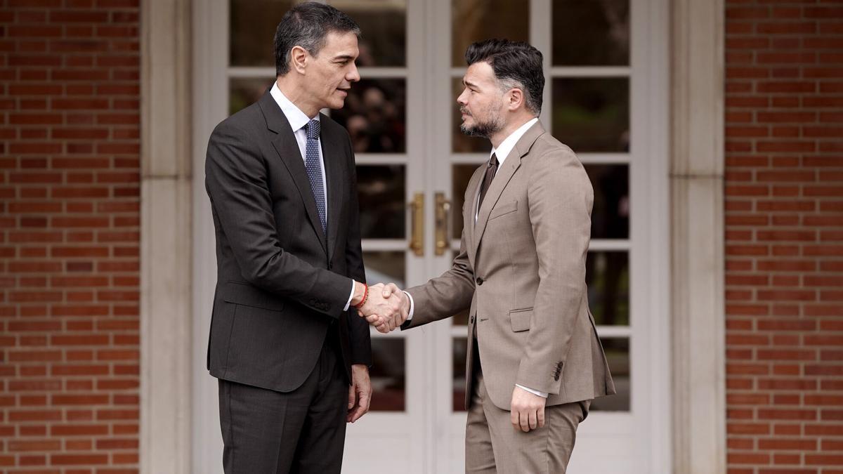 El presidente del Gobierno, Pedro Sánchez, y el portavoz de ERC en el Congreso, Gabriel Rufián, antes de su reunión en Moncloa el pasado jueves para abordar el gasto en defensa.