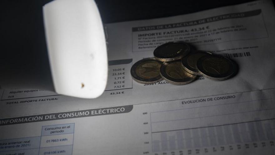 Per què paguem més cara la factura de la llum? T’expliquem els motius