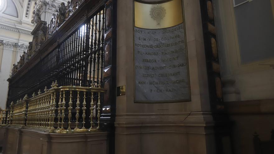 Una lámina de latón ya cubre la frase franquista del templo del Pilar