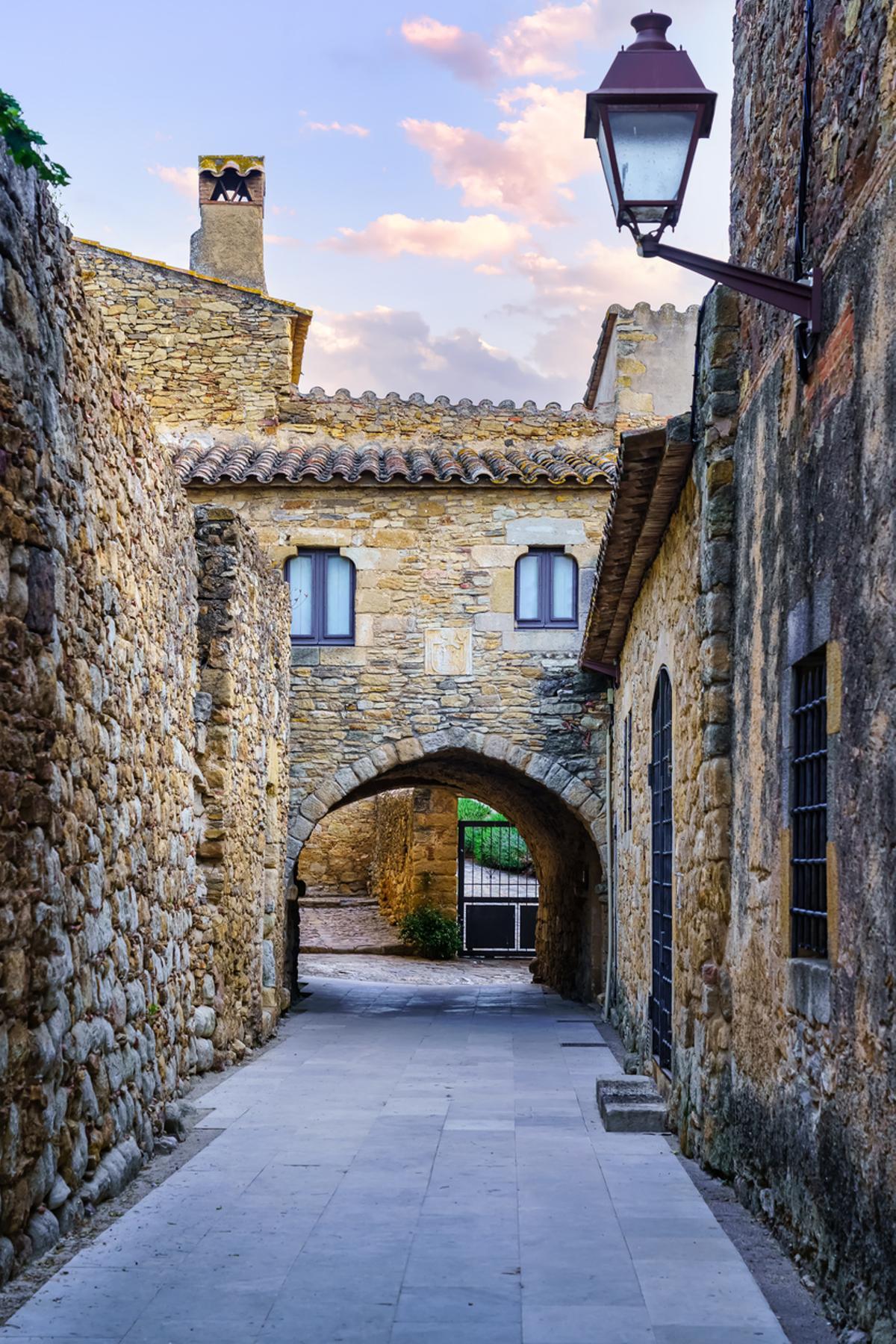 Pasadizos arqueados bajo los edificios, Peratallada, Girona, España