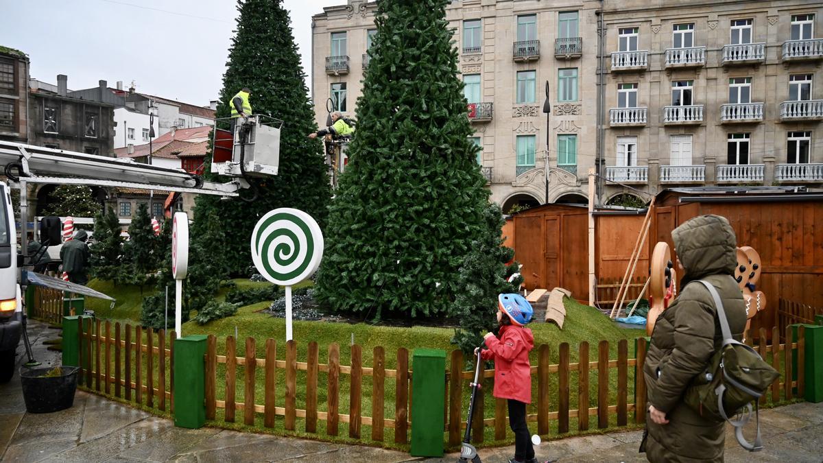 Preparación de las instalaciones navideñas en la plaza de A Ferrería.