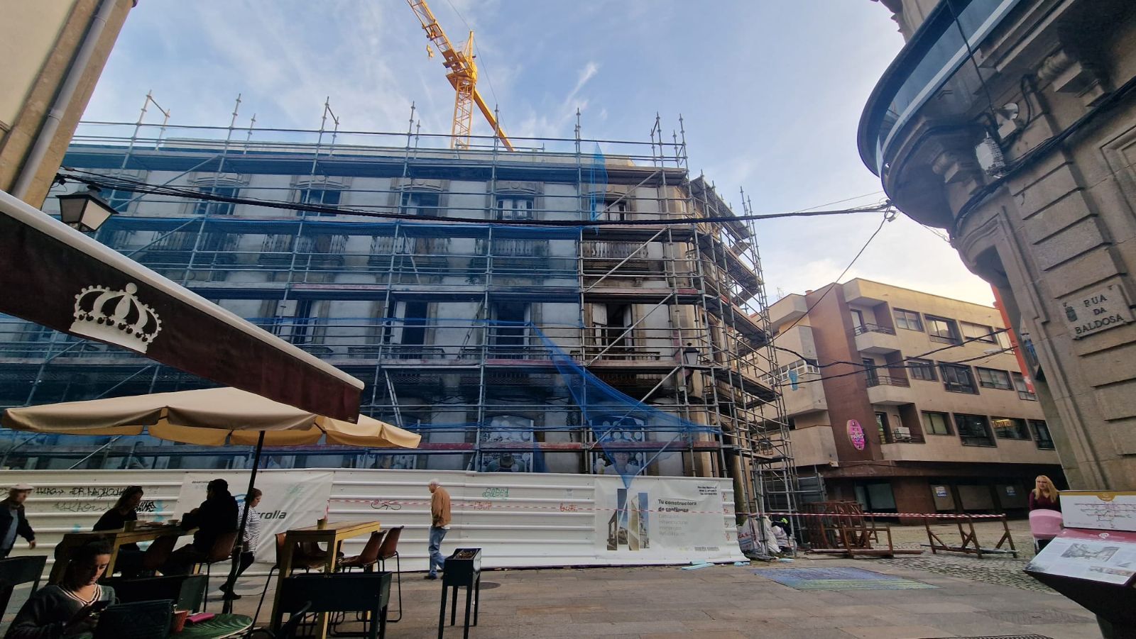 Así se desmontan los andamios en el edificio protegido del centro de Vilagarcía, cuya reconstrucción está a medias y fue paralizada por el Concello hace un año.